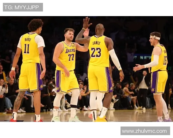 湖人队在激烈对决中战胜热火队展现强大实力与团队默契